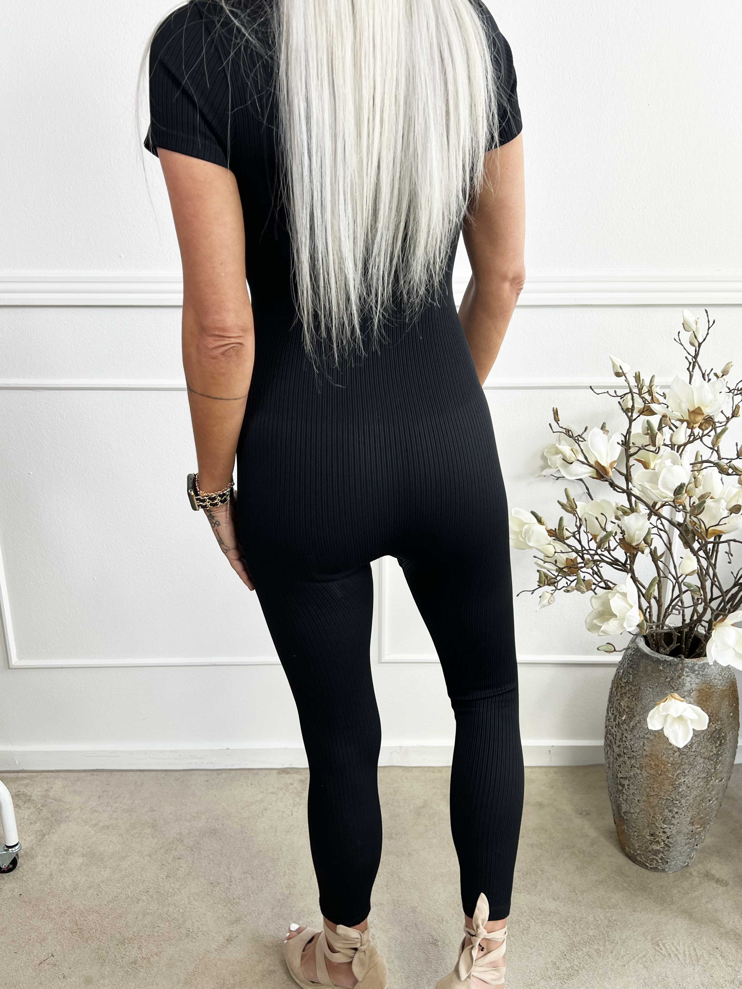 Norea - Tætsiddende elastisk buksedragt i rib